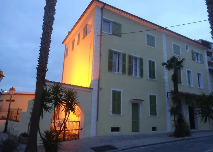 Ξενοδοχείο L'ilot Fleuri 2*